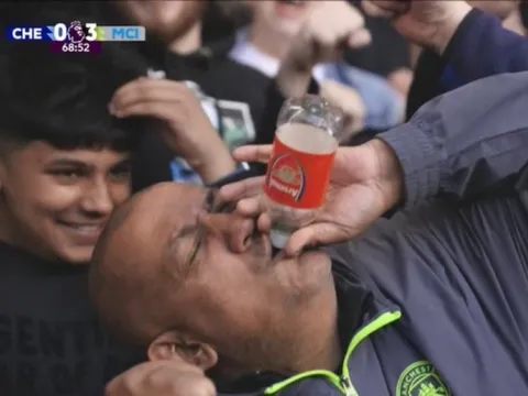 Màn chế nhạo Arsenal gây sốc của CĐV Man City