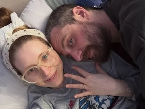 Ngôi sao phim Harry Potter thông báo đính hôn với bạn trai lâu năm