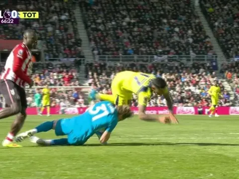 Cầu thủ Tottenham va chạm nhau kinh hoàng