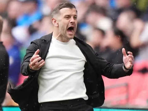 HLV Wilshere giành danh hiệu đầu tiên