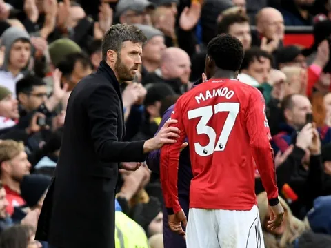 Lý do Mainoo không ra sân trước Leeds