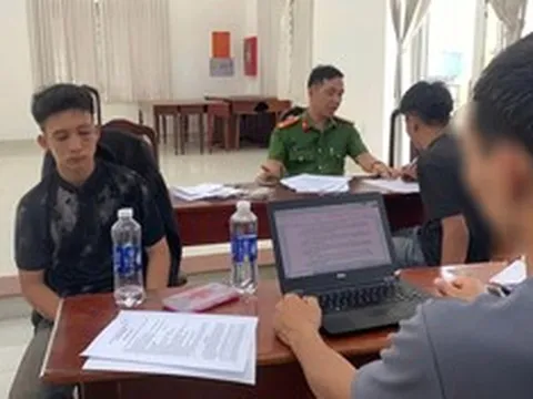 Hi hữu trộm ô tô không biết lái, “bí đường” leo cây dừa trốn vẫn không thoát