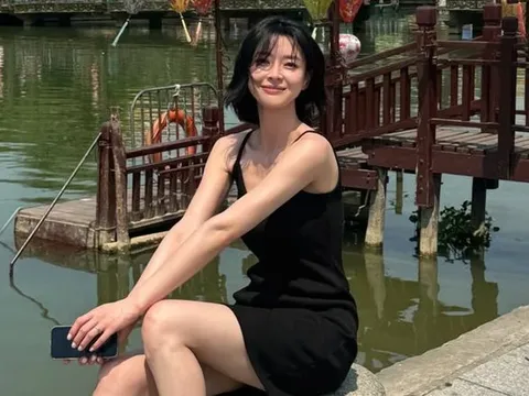 Nữ diễn viên đóng phim Itaewon Class tung loạt ảnh khoe visual xinh đẹp tại Việt Nam