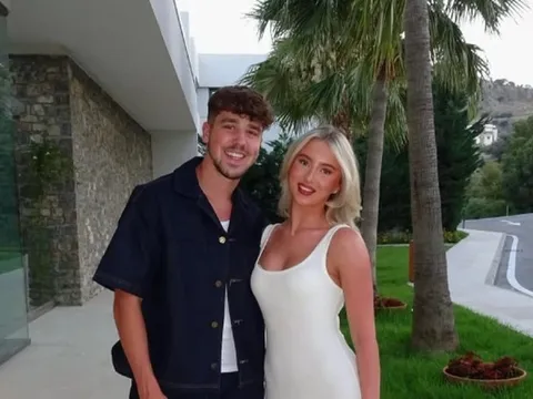 Cầu thủ Anh sắp làm bố, lộ chuyện tình với con gái HLV