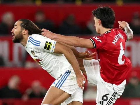 Lisandro Martinez hóa tội đồ trong ngày trở lại