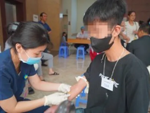 Nước mắt người bà nhặt ve chai và hành trình 16 năm tìm lại nụ cười cho cháu