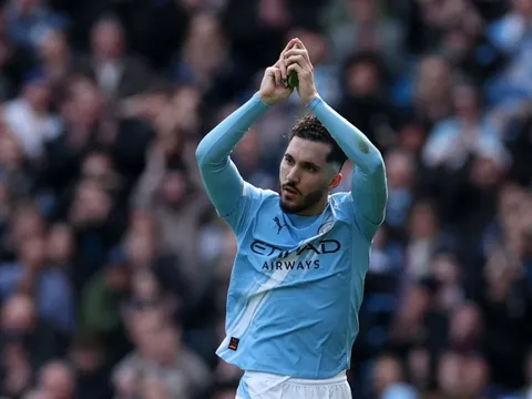 Cherki bẻ lái cuộc đua vô địch Premier League