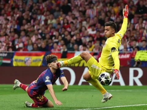 Pha va chạm rợn người của cầu thủ Barca