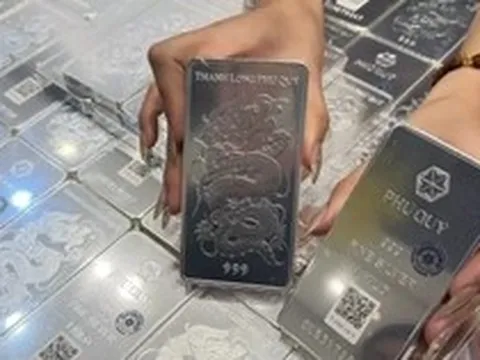 Giá bạc tăng mạnh hơn vàng