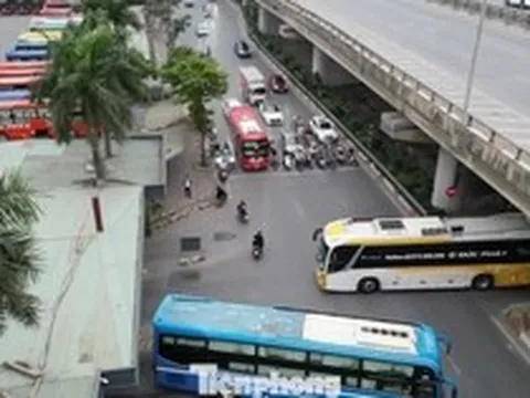 Khu vực bến xe Nước Ngầm sau khi xén dải phân cách