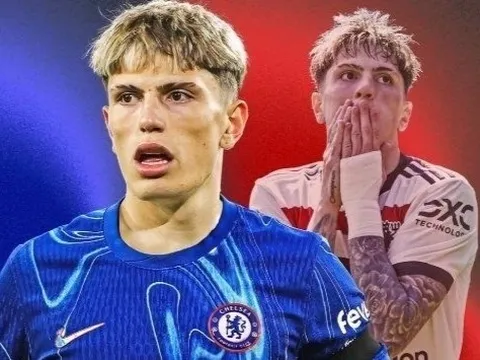 Hành động kỳ lạ của Garnacho với MU