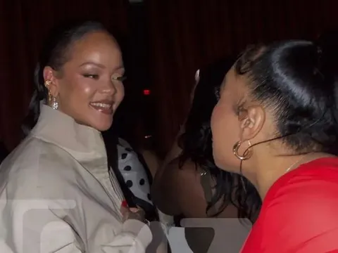 Rihanna bất ngờ xuất hiện giữa đêm khuya, lý do thực sự khiến ai cũng xúc động