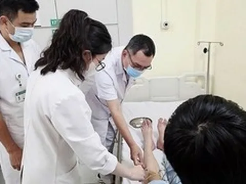 Ngồi khoanh chân khi học, nam sinh 19 tuổi bị liệt bàn chân