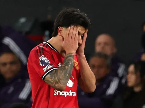 Thẻ đỏ của Martinez bùng nổ tranh cãi