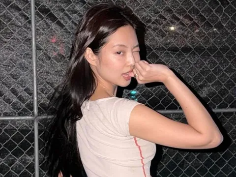 Jennie (BLACKPINK) đốt mắt fan với ảnh đời thường