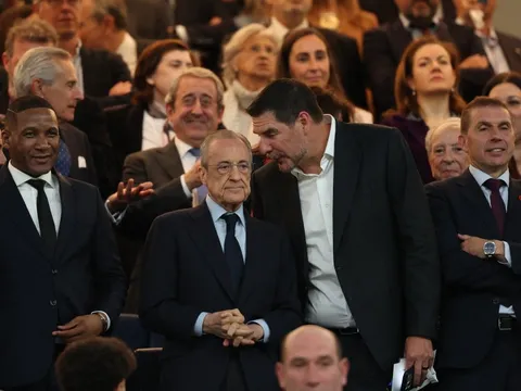 'Bố già' Perez xuống phòng thay đồ sau cú sốc của Real Madrid