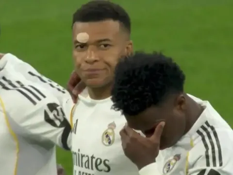 Mbappe lắc đầu trước hành động phản cảm của CĐV Bayern