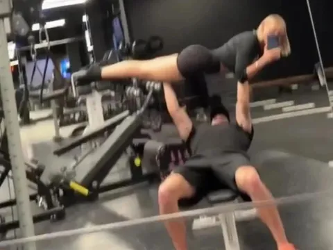 Mudryk nhấc bổng bạn gái trong phòng gym