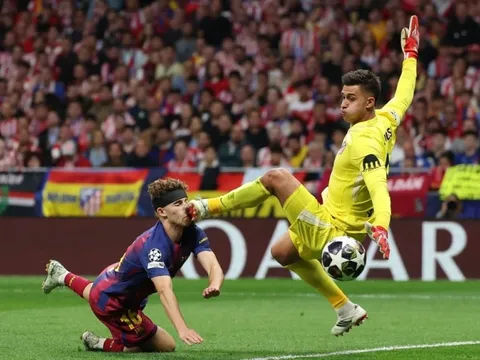 Raphinha tố trọng tài, Musso đáp trả gay gắt