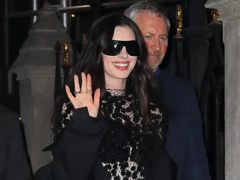 Khán giả dành 'mưa lời khen' khi nữ diễn viên Anne Hathaway diện váy xuyên thấu