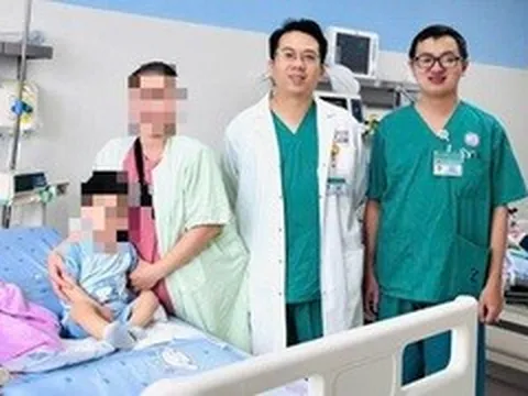 Bé 2 tuổi nguy kịch vì nuốt nhầm hóa chất từ đồ học của anh trai