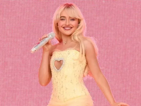 Ca sĩ Sabrina Carpenter khoe vẻ ngoài gợi cảm, 'đốt mắt' người xem