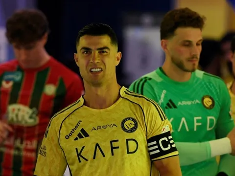 Ronaldo nôn mửa vẫn gồng gánh Al Nassr