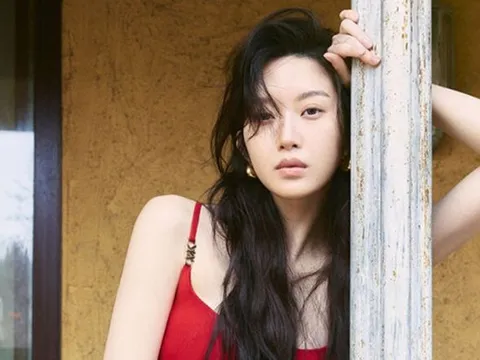 Nữ diễn viên Moon Ga Young khoe vóc dáng táo bạo