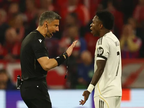 CĐV Real Madrid quay lưng với Vinicius
