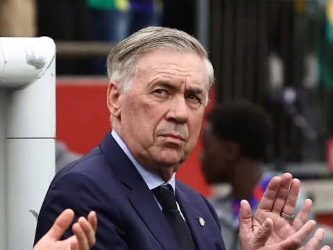 HLV Ancelotti bóc trần bóng đá Italy