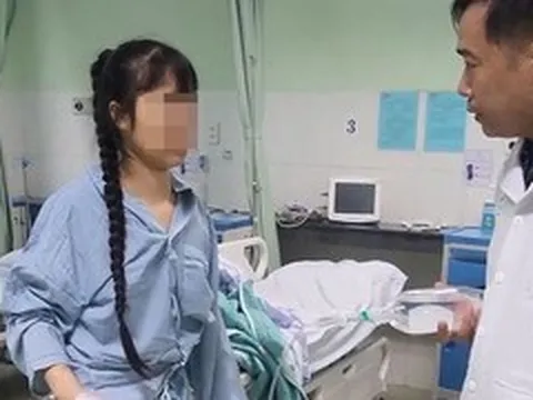 14 tuổi đã phải phẫu thuật cột sống vì thói quen ngồi vẽ