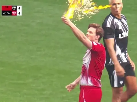 Màn đốt thẻ vàng gây sốt ở Wembley