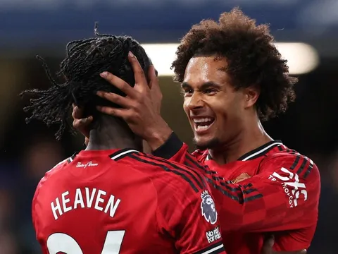 Hàng thủ 80 triệu bảng của MU gây ngỡ ngàng