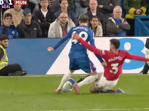 Mazraoui tắc bóng đẳng cấp ngay trong chân Garnacho