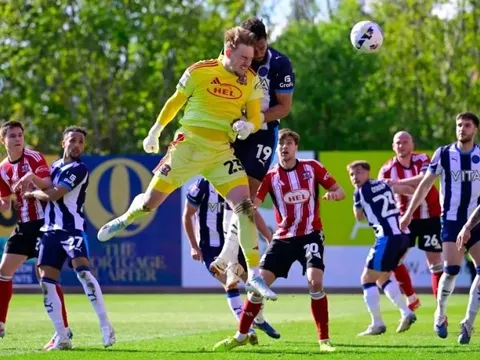 Thủ môn ghi bàn phút 90+6 giúp Cardiff thăng hạng Championship