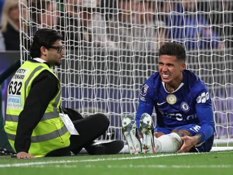 Fernandez bị trừng phạt trong trận thua MU