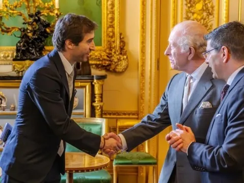 Cái bắt tay gây chú ý của tỷ phú Flamini