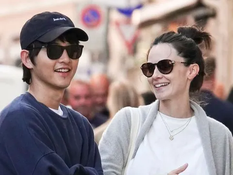 Lần đầu tiên của Song Joong Ki và bà xã Katy Louise Saunders