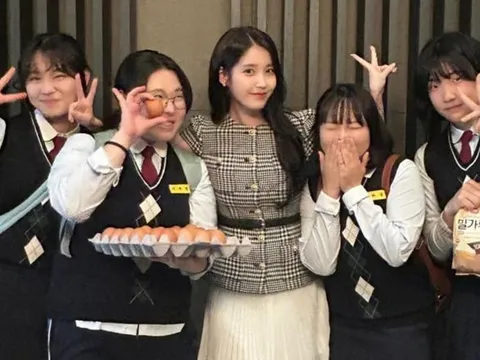 IU khoe hậu trường khác 'một trời một vực' sau cảnh bị ném trứng