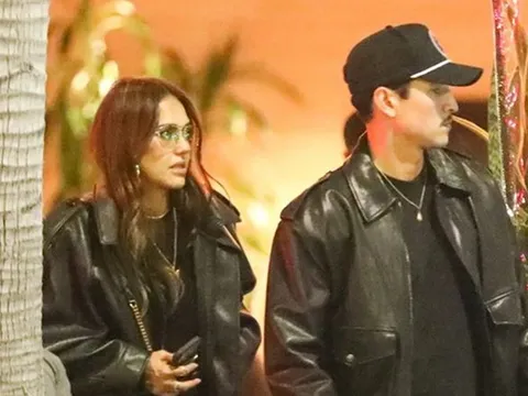 Jessica Alba tình tứ bên bạn trai kém 11 tuổi trên phố