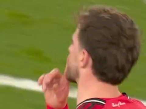 Mount chọc giận fan Chelsea