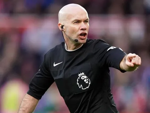 CĐV MU nổi giận, tố bị trọng tài xử ép