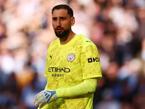 Nhân viên an ninh ngăn Donnarumma ăn mừng cuồng nhiệt