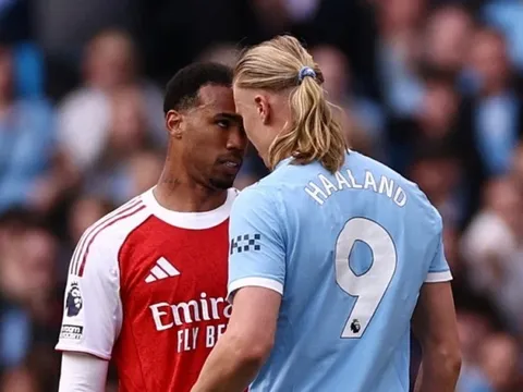 Vì sao Gabriel thoát thẻ đỏ dù húc đầu vào Haaland?