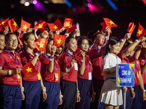 Hàng nghìn người diễu hành, rước đuốc khai mạc Đại hội TDTT TP.HCM