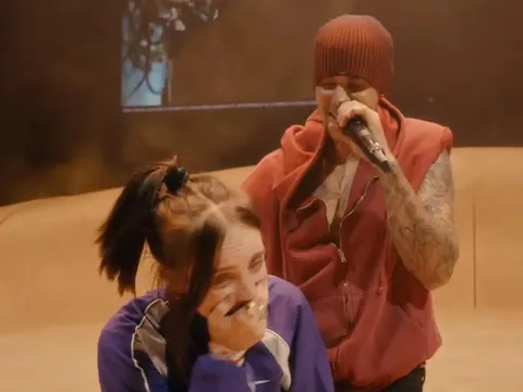 Justin Bieber gây sốt khi hát tặng Billie Eilish ngay trên sân khấu Coachella