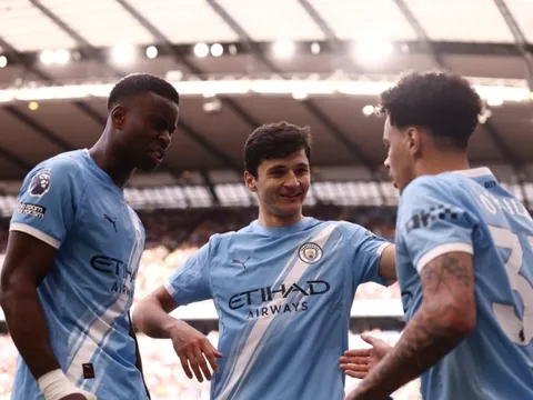 Cầu thủ đắt nhất châu Á biến nghi ngờ thành thán phục ở Man City