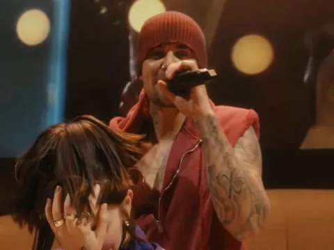 Hailey Bieber đứng sau màn đẩy Billie Eilish lên sân khấu cùng Justin Bieber