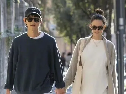 Song Joong Ki lần đầu cùng Katy Louise Saunders xuất hiện tại sự kiện, nhan sắc bà xã 'gây bão'