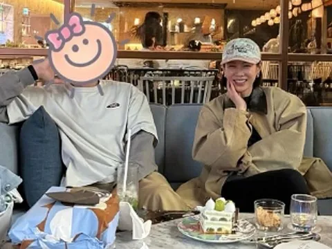 Hyun Bin và Son Ye Jin khoe ảnh gia đình do con trai chụp